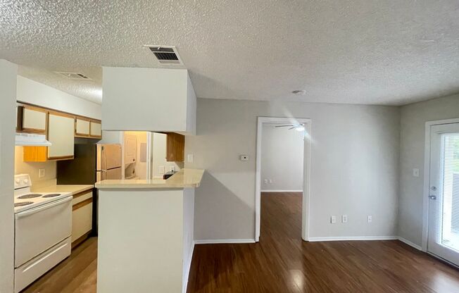1 Bed / 1 Bath Condo in Gated Comm. In Altamonte Springs, Available Now!!