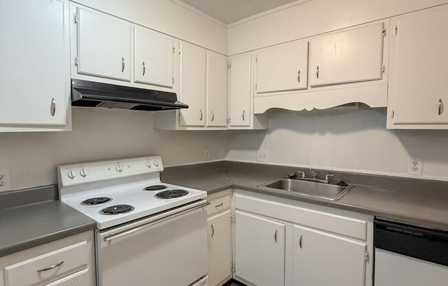 2 beds, 1 bath, 800 sqft, $1,015, Unit J3