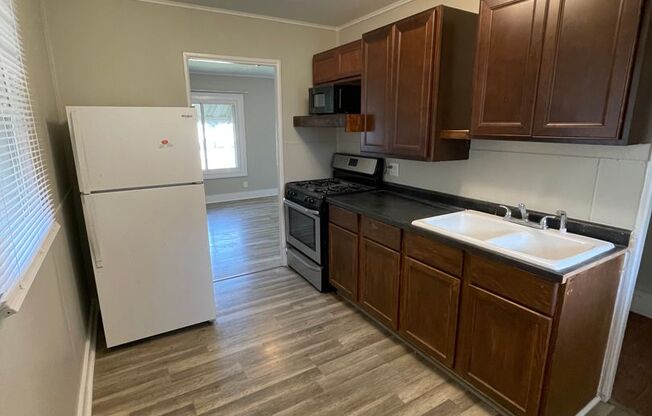 3 Bedroom Home with Backyard and Garage!