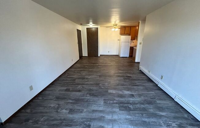 2 beds, 1 bath, $1,125, Unit 33