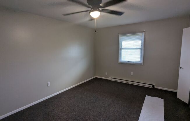 3 beds, 1 bath, 1,100 sqft, $1,050, Unit Unit 10