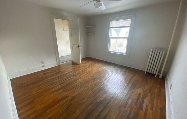 2 beds, 1 bath, $865, Unit 2