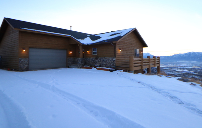 Holiday Move-In Special!! Pet friendly Cabin in Timber Lakes with amazing views