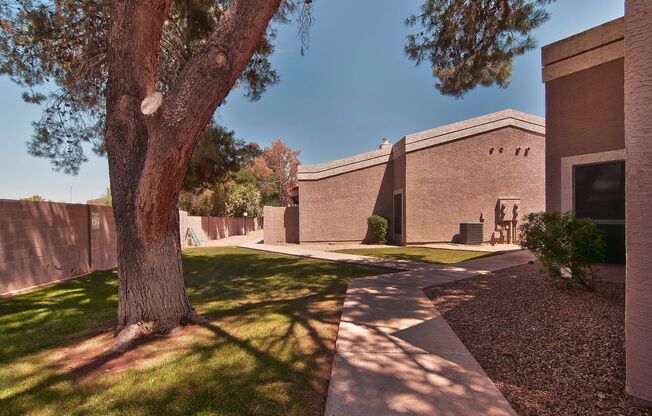1976 N LEMON TREE LN
