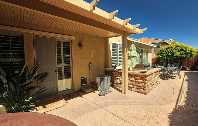 Large Single Story 3 Bedroom + Den - Empire Ranch