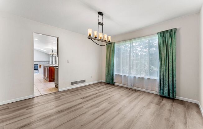 Beautiful Home in Littleton! Internet included!