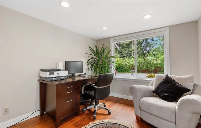 LOW RENT!Beautiful 4Bed2Bath House!PRIME heart of Lynnwood!Convenient Location!