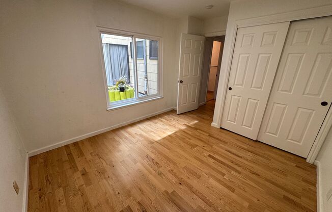 Bright 2BR/2BA Condo in Prime Richmond District—In unit laundry & Private Deck