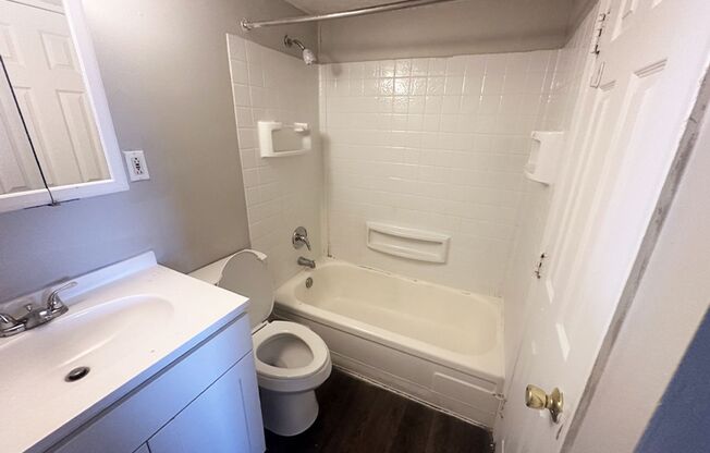 2 beds, 1 bath, 900 sqft, $995, Unit 3253-105