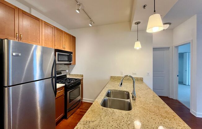 Stylish South Loop 1 Bed, 1 Bath w/ Pool, Elevator, Party Room + Extra Storage