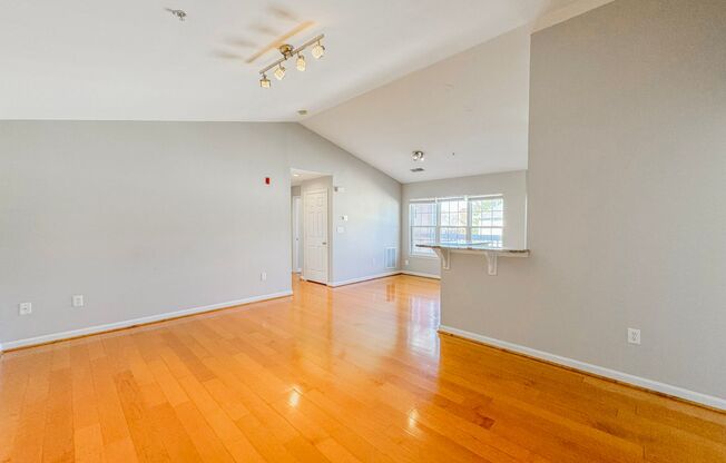 Amazing 3 bed 2 Bath Penthouse With Balcony In Vibrant Leesburg Gateway Community - Water Included