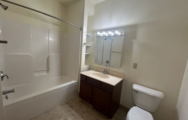 2 beds, 1 bath, 1,016 sqft, $1,600, Unit 215