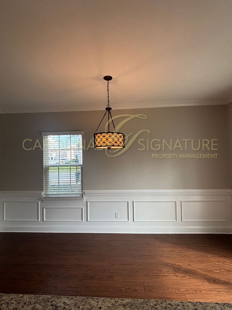 3BR/2.5BA Townhouse in Settlers Landing; End Unit