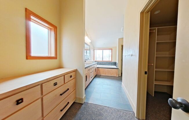 3 beds, 3.5 baths, $2,800, Unit 2844 Lord Byron Place