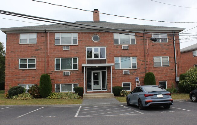 2 beds, 1 bath, 710 sqft, $2,400, Unit 2-4
