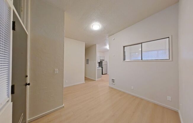 2 beds, 1 bath, 647 sqft, $1,660, Unit 33B