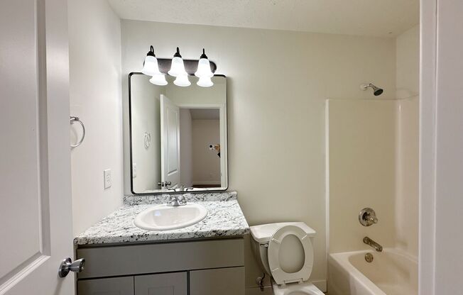 2 beds, 2 baths, $1,300, Unit B