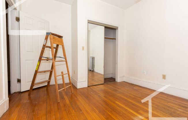 3 beds, 1 bath, $3,400, Unit 17