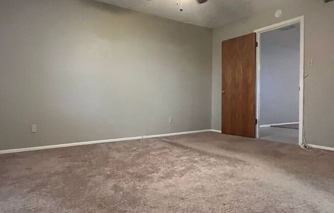 1/1  - LAUNDRY ONSITE - location location location!!