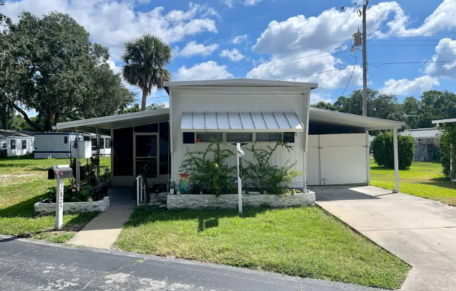 825 W COLONIAL CIR