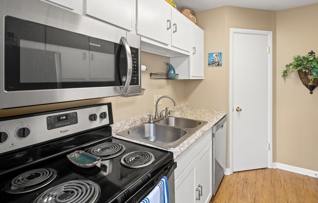 2 beds, 1 bath, $1,595, Unit Apt #3