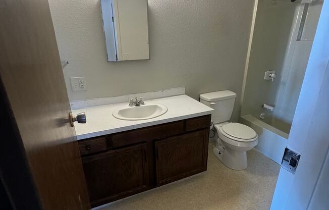 2 beds, 1 bath, $850, Unit 4