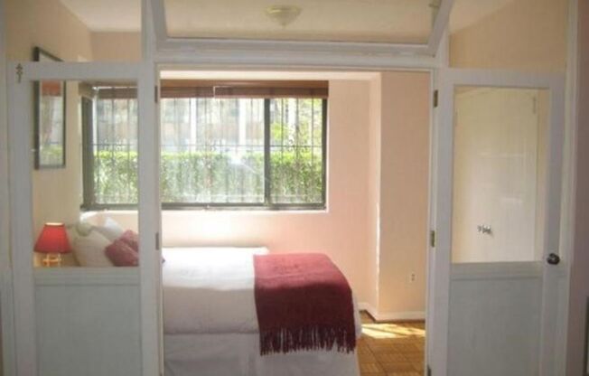 Spectacular Scott Circle Solarium Studio Apartment Close to The White House.