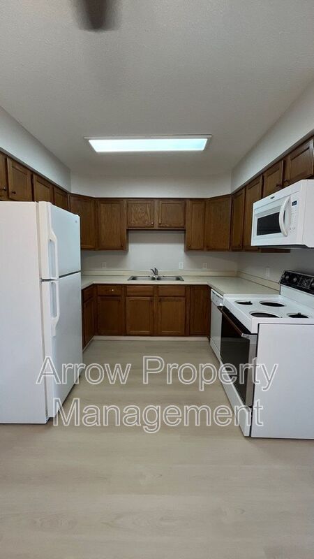 535 W SAUNDERS AVE