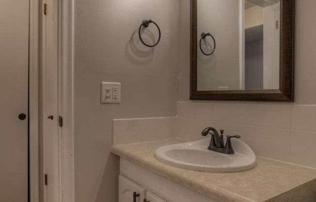 1 bed, 1 bath, 720 sqft, $910, Unit 24