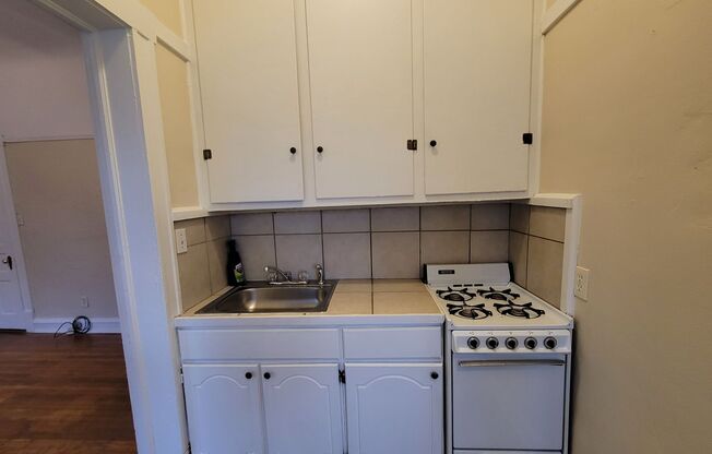 Studio, 1 bath, $850, Unit 6