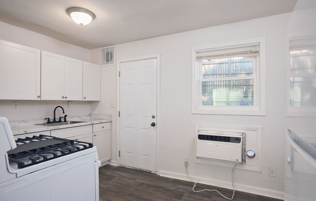 2 beds, 1 bath, $1,050, Unit 2157 Lenox Rd C2