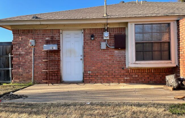 Big lot- Cute 2/1 duplex! Burleson