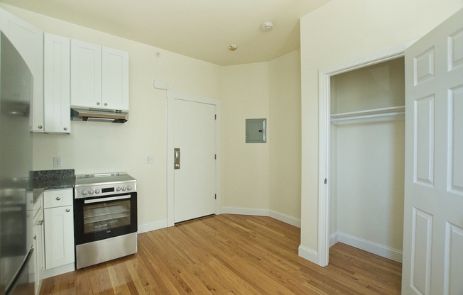 Studio, 1 bath, 300 sqft, $1,950, Unit 8