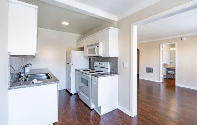 Lindbrook Manor Apartments Kitchen