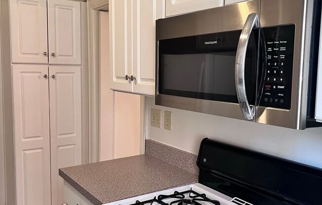 2 beds, 1 bath, 1,050 sqft, $1,695, Unit 01