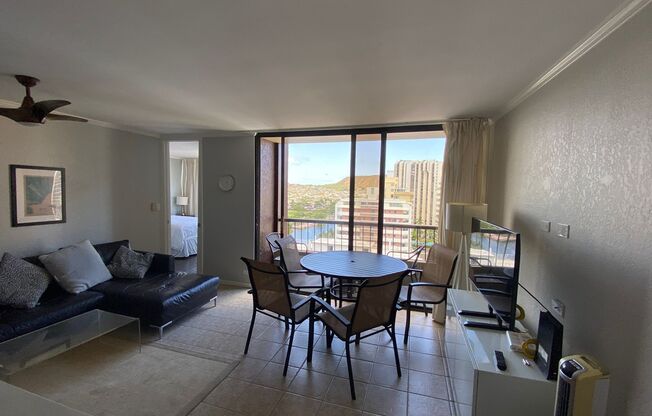 2 beds, 1 bath, $2,800