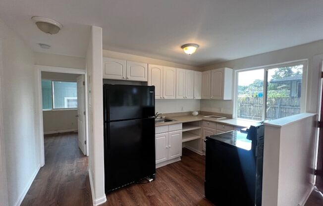 3 beds, 1 bath, $2,500, Unit B