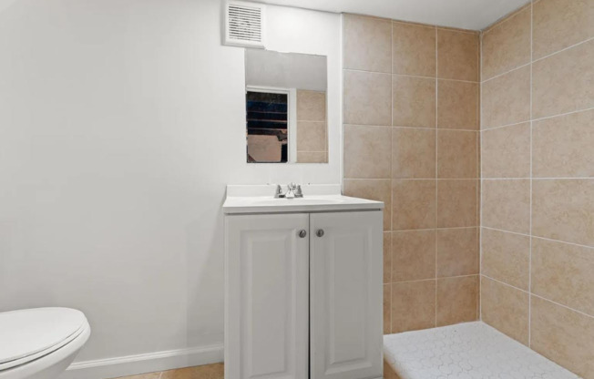 MOVE IN SPECIAL! SCORE HALF OFF 1ST MONTH'S RENT IF SIGNED BY NOV. 15! Beautiful 2 Bedroom home in South side available now!