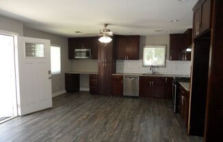 204 1/2 E MLS DR