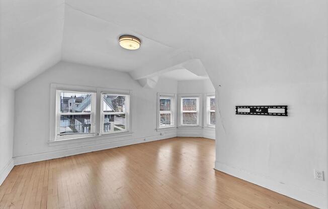 2505 N OAKLAND AVE