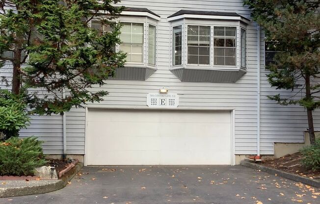 CENTRAL EAST BREMERTON CONDO - 2BED 2BATH WITH GARAGE/STORAGE