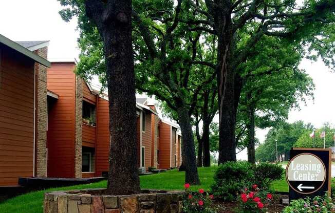 Bedford Oaks Apartments exterior building and yard