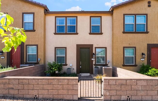 Beautiful, nearly new, 3 bd townhouse located in the heart of Henderson!