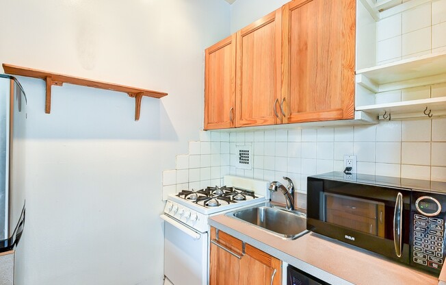 Charming & Bright Studio at River Place North, Includes Parking!