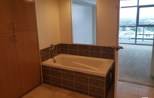 1 bed, 2 baths, 882 sqft, $4,795, Unit 1219