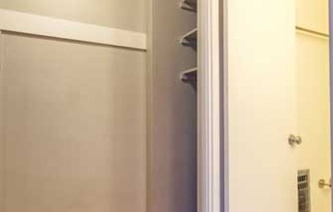 Studio, 1 bath, 360 sqft, $1,175, Unit 208