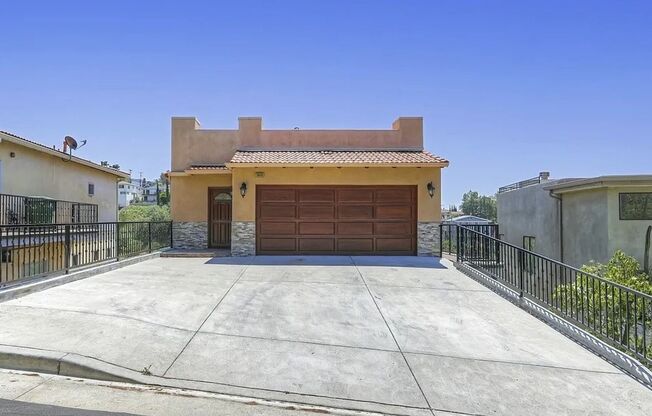 Modern Hillside 4Bed / 3.5 Bath Retreat with Stunning Views & Luxurious Amenities