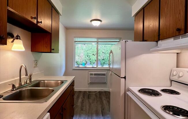 1 bed, 1 bath, $950, Unit R