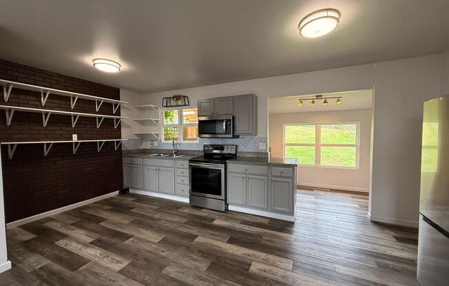 Unfurnished 2 bed/1 bath Kula Cottage with fully fenced yard