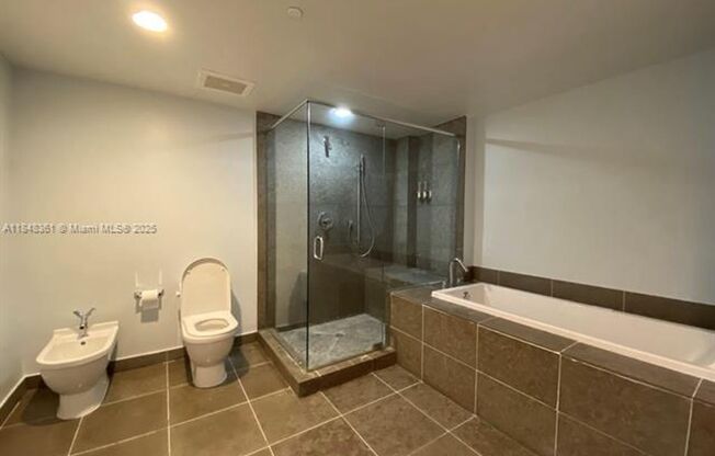 2 beds, 2 baths, 1,167 sqft, $4,700, Unit 475 Brickell Ave unit 4409